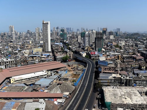  <p>MUMBAI: An aerial view shows a deserted JJ bridge, usually teeming with cars, against the backdrop of the city"s skyline</p>