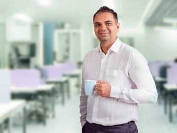 Brijraj Bhuptani on early US growth and lessons from focusing on outcomes first at Spry
