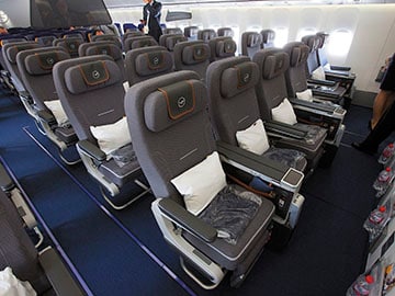 Lufthansa catches up, hopes to cash in with premium economy segment