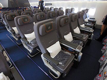 Lufthansa catches up, hopes to cash in with premium economy segment