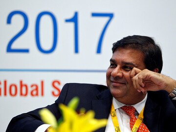 RBI holds repo rate, raises reverse repo to drain excess liquidity