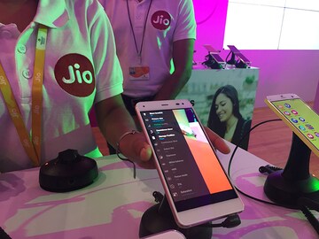Jio readies to take competition head-on with paid services