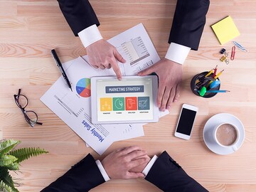 Pricing strategy for service start-ups: How to employ access and usage fee?