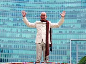 Jeff Bezos tops Forbes's 'World Billionaires' list for the first time