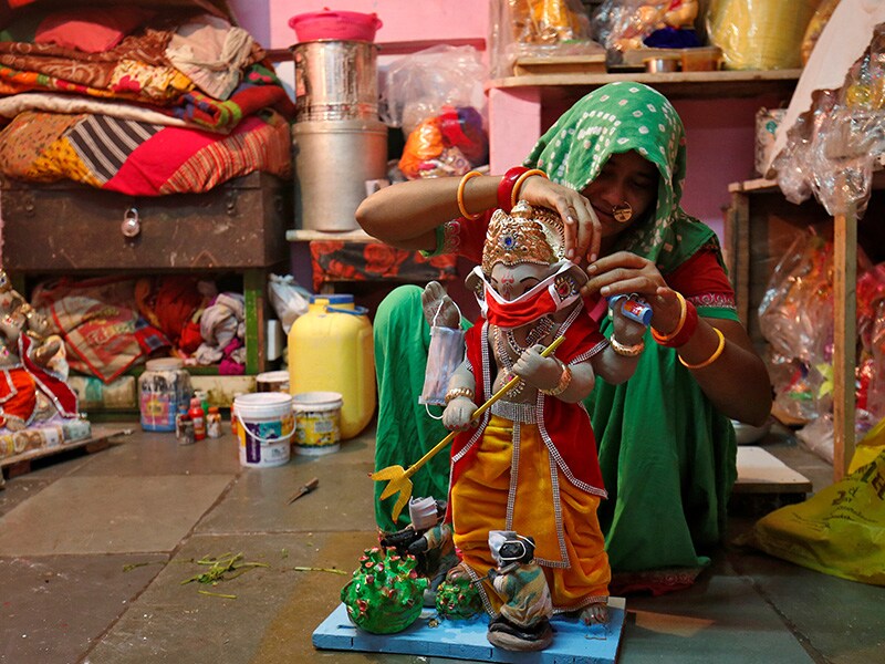 Photo of the Day: Lord Ganesh dons a face mask