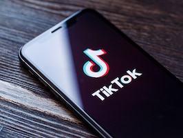 sm_tiktok_nyt_shutterstock_1455487781