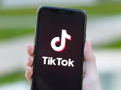 sm_tiktok_nyt_shutterstock_1455487781