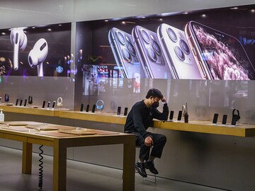 Apple Warns That Coronavirus Will Hurt Revenue