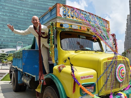 New Delhi greets Bezos with an antitrust complaint