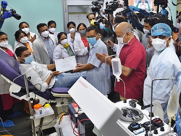 Photo of the Day: Kejriwal inaugurates Delhi's second plasma bank