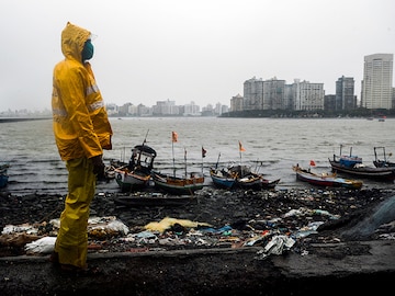 Photo of the Day: Mumbai Police stands guard