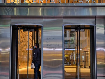 Wall Street's new look: Plexiglass and boxed lunches