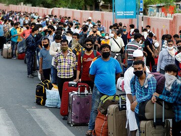 Photo of the Day: Migrants queue for journey home