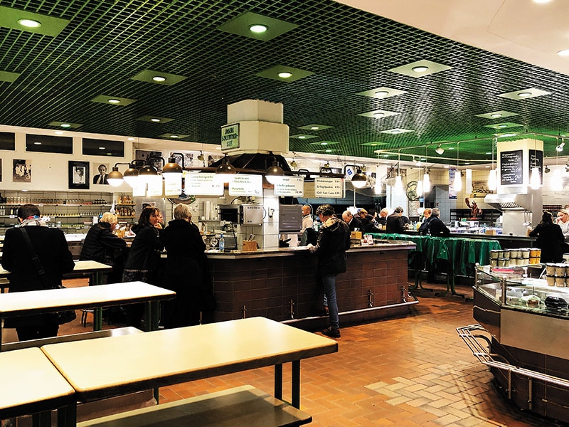 people eating inside rogacki 1 (2)