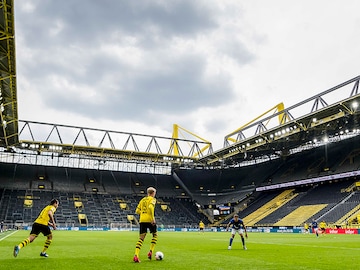 Photo of the Day: The Bundesliga kick off