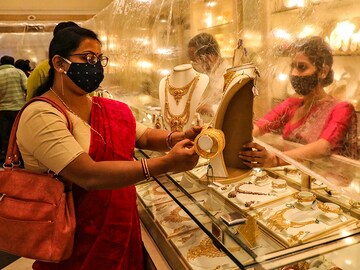 Photo of the Day: Festive shopping swings back this season