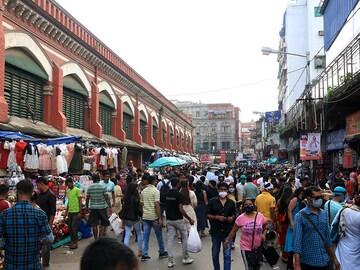 Photo of the Day: In Kolkata, festive shopping in full swing