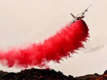 Photo of the Day: Tanker plane takes on California's bobcat fire