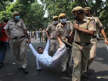 Photo of the day: Congress workers detained amidst a protest against agricultural reforms bills in Delhi