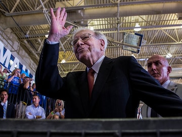 Warren Buffett's exit from the Gates Foundation clouds its future