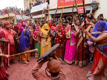 Photo of the Day: Another Holi amid Covid-19