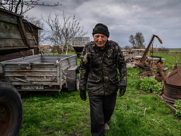 Ukraine's poorest sow seeds under Russian bombs