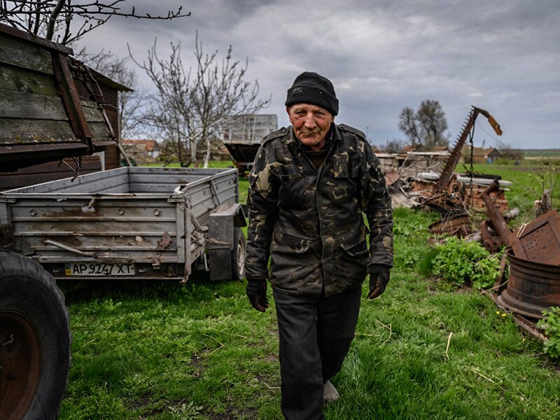 Ukraine's poorest sow seeds under Russian bombs
