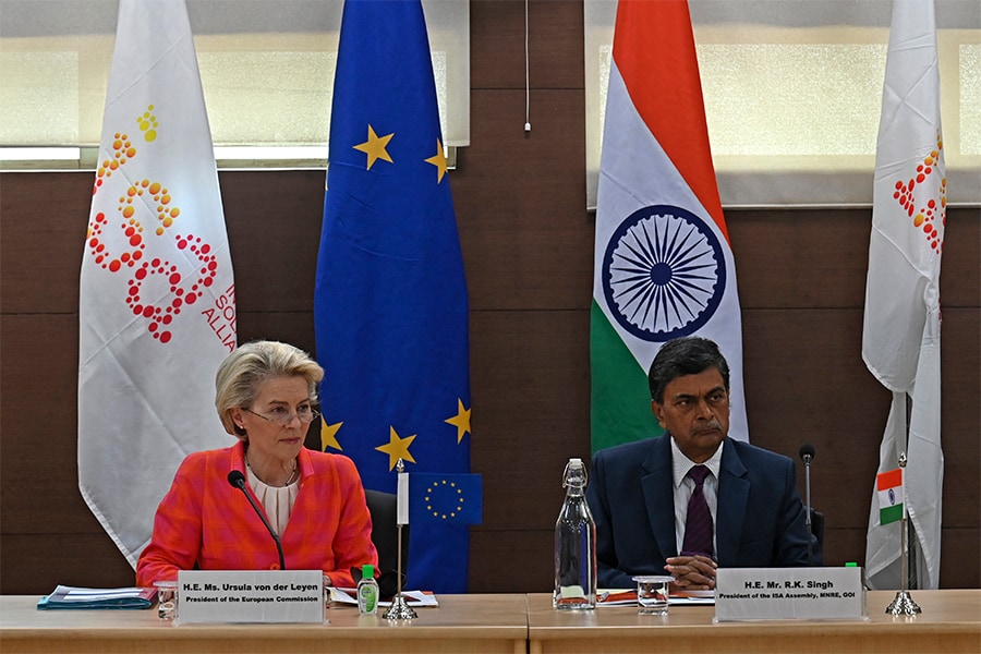 European Commission President Ursula von der Leyen, with R.K. Singh, President, ISA Assembly. (Credit: Money SHARMA/ AFP)