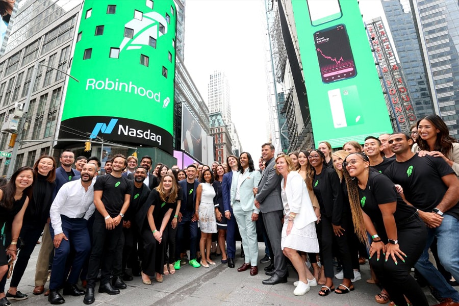 Baiju Bhatt and Vlad Tenev pose in Times Square on Robinhood Markets IPO Listing Day on July 29, 2021 in New York City; Image: Cindy Ord / GETTY IMAGES NORTH AMERICA / Getty Images via AFP