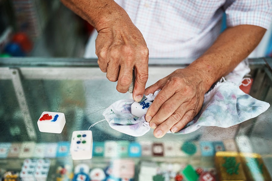 70-year-old Cheung Shun-king is one of the last craftsmen of his kind in Hong Kong.
Image: Yan Zhao / AFP 