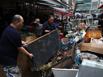 Photo of the day: Picking up the pieces