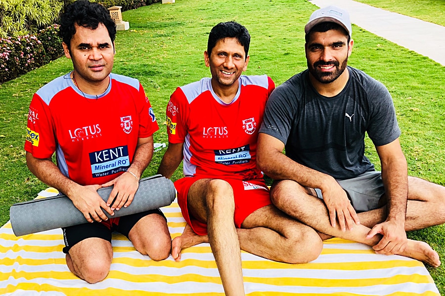 At the height of his career graph, Punjab Kings player Manzoor Dar (L) poses for a picture with his teammate, the legendary West Indies cricketer Chris Gayle after an IPL match in 2018.
Image: Courtesy Manzoor Dar