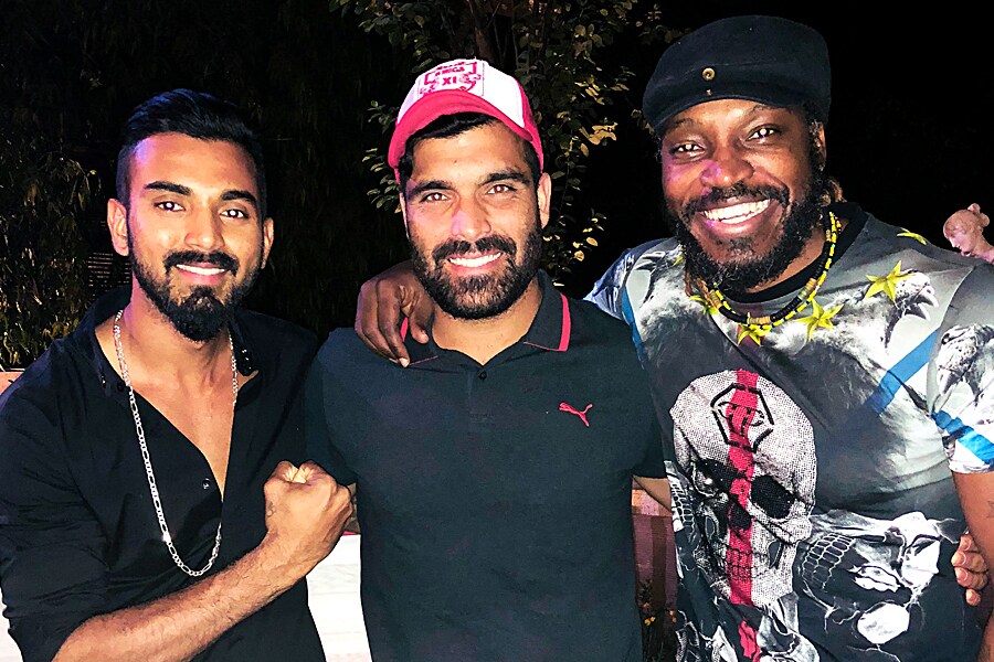 At the height of his career graph, Punjab Kings player Manzoor Dar (L) poses for a picture with his teammate, the legendary West Indies cricketer Chris Gayle after an IPL match in 2018.
Image: Courtesy Manzoor Dar