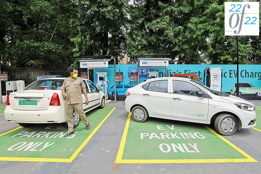 India currently has only 1,742 EV charging stations, a number that is expected to increase to 100,000 by 2027. The country requires around 20.5 lakh units by 2030. Charging stations are key for EV adoption as range anxiety is one of the key hindrances
Image: T. Narayan / Bloomberg Via Getty Images