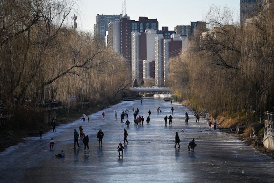 China said that from January 8 inbound travellers would no longer need to quarantine, as it further unwinds hardline virus controls that had torpedoed the economy and sparked nationwide protests. Image: Wang Zhao / AFP