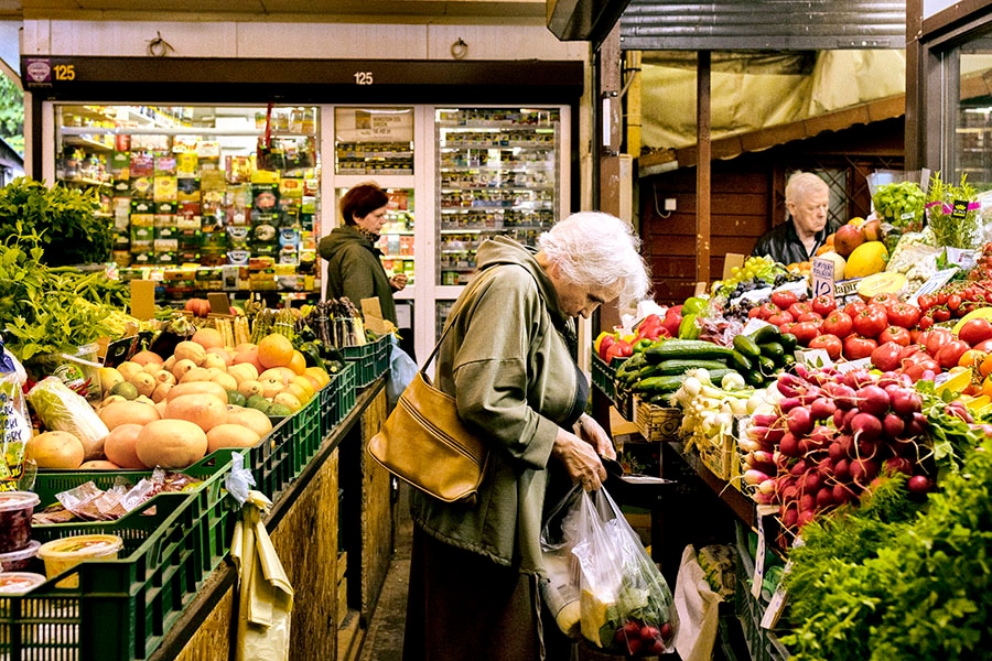 People shop for produce in Warsaw, Poland, May 25, 2022. After more than a decade of worrying about low inflation, the European Central Bank is trying to tackle the problem of high inflation across the eurozone’s economies. (Maciek Nabrdalik/The New York Times)