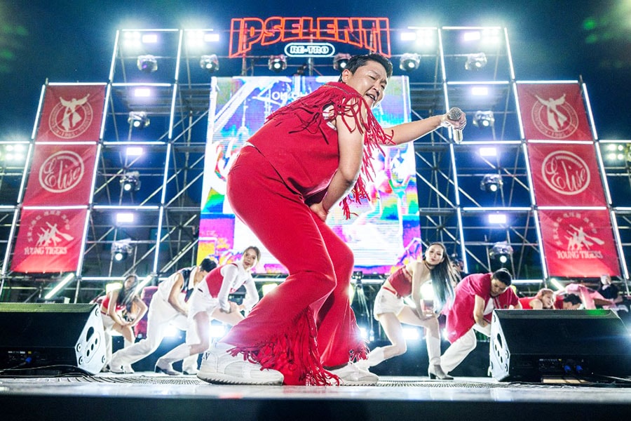 South Korean singer and producer Psy (C) performs his biggest hit song, ‘Gangnam Style’, during a concert at an outdoor venue in the grounds of the Korea University in Seoul, May 27, 2022. Photo: ANTHONY WALLACE / AFP