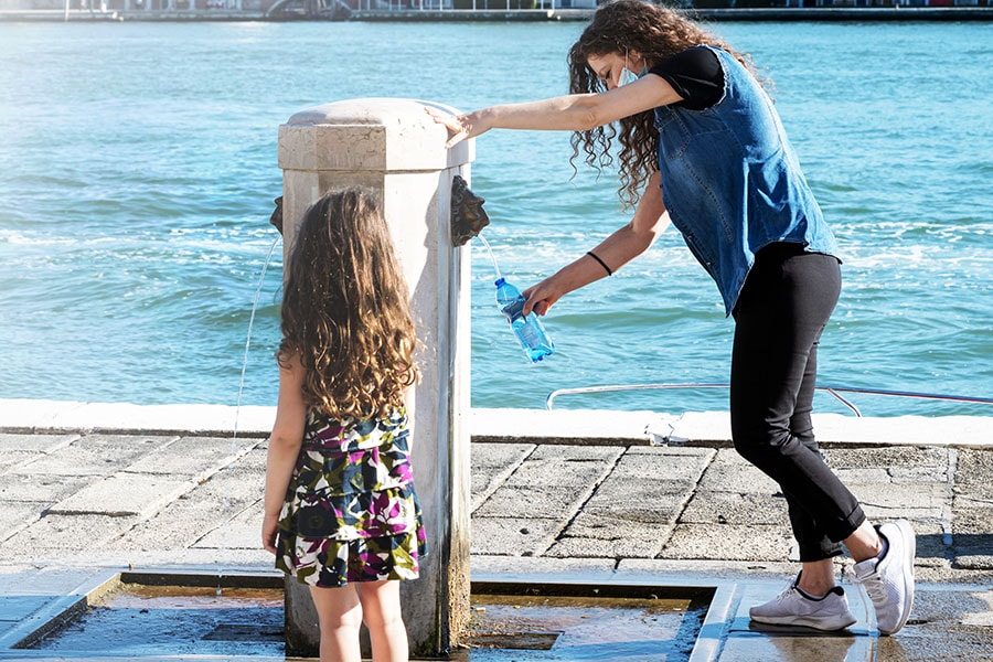 To combat the waste, local authorities now promote the use of refillable water bottles.
Image: Florin Cristian Ailenei / Getty Images