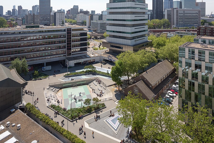 In dry weather, the Benthemplein in Rotterdam can be used to play basketball, stage cultural events or skateboard.
Image: Ossip van Duivenbode / De Urbanisten©