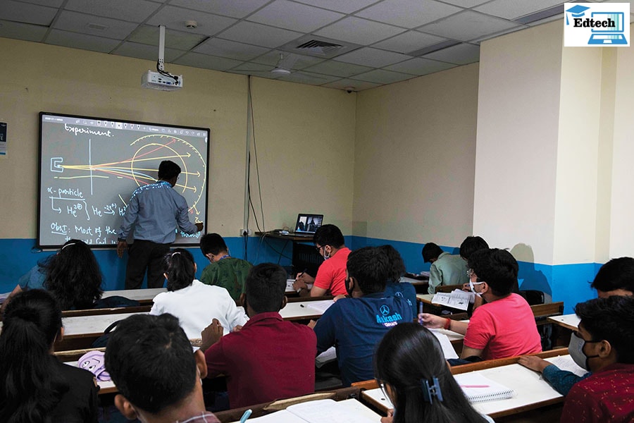 A faculty member teaching chemistry with the help of a smart board at Aakash Institute’s Janakpuri branch in New Delhi
Image: Amit Verma