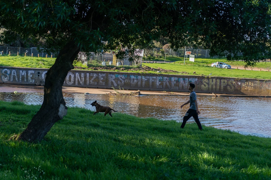 A public walkway near the construction site of Amazon’s African headquarters in Cape Town, Aug. 12, 2021. A judge ordered construction of the development in Cape Town to be halted, saying that the developer had not properly consulted Indigenous South Africans. Image: Joao Silva/The New York Times