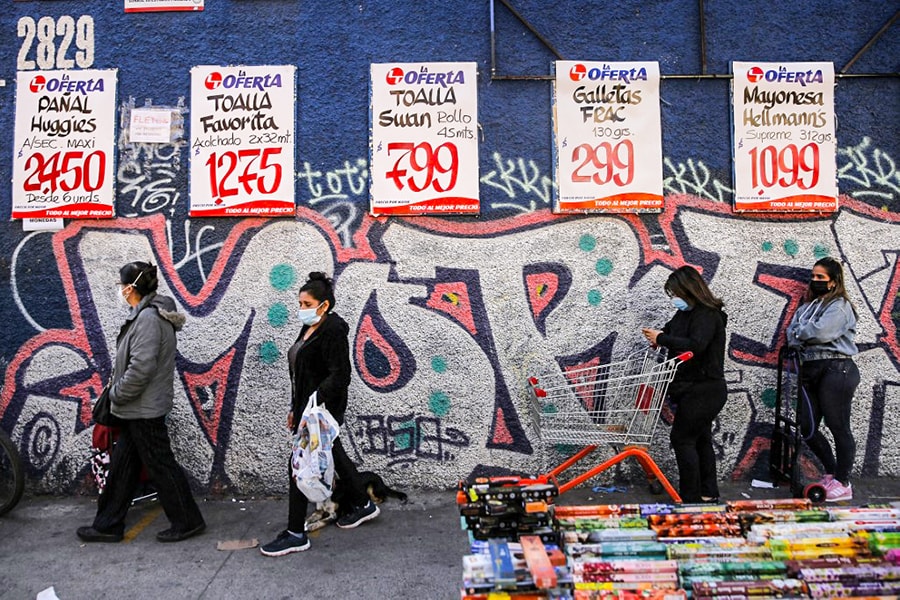 People queue outside a store at a commercial area of the Quinta normal commune in Santiago, on June 10, 2021. Chilean authorities imposed Thursday a new total lockdown in the Santiago metropolitan region due to an increase in coronavirus cases although a 57% of the target population is already vaccinated.
Image: Javier Torres /  AFP