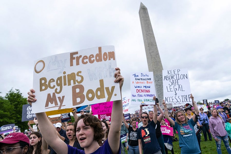 Abortion rights activist rally at the Washington Monument before marching to the US Supreme Court in Washington, DC, May 14, 2022. Thousands of activists are participating in a national day of action calling for safe and legal access to abortion. The nationwide demonstrations are a response to leaked draft opinion showing the US Supreme Court's conservative majority is considering overturning Roe v. Wade, the 1973 ruling guaranteeing abortion access. (Credits: Jose Luis Magana / AFP)