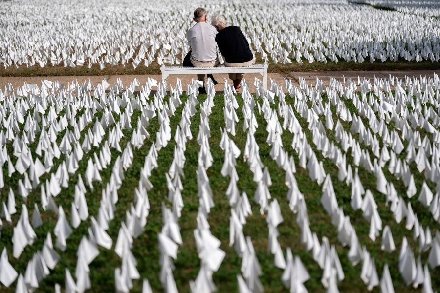 Flags representing those who have died of the coronavirus in the U.S. on the D.C. Armory parade grounds in Washington, Oct. 24, 2020. It’s difficult to comprehend and convey the toll of the coronavirus pandemic, so it may not be surprising that there’s no single way that federal agencies, newsrooms or universities have arrived at such an immense number as one million known U.S. coronavirus deaths. Image: Stefani Reynolds/The New York Times