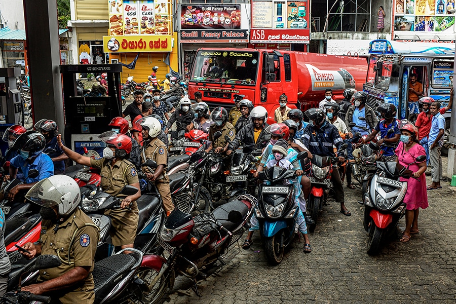 A line for gas at a station near the residence of Mahinda Rajapaksa, the former prime minister of Sri Lanka, in the town of Tangalle, May 18, 2022. A frenzy of building on borrowed money in the Rajapaksa family’s home district illustrates the hubris and mismanagement that led the country into economic collapse.
Image: Atul Loke/The New York Times