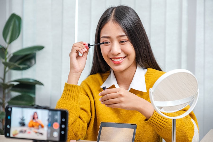 When influencers get popular enough, companies often pay them to promote products to their followers, a relationship they are typically required to disclose to viewers.
Image: Shutterstock