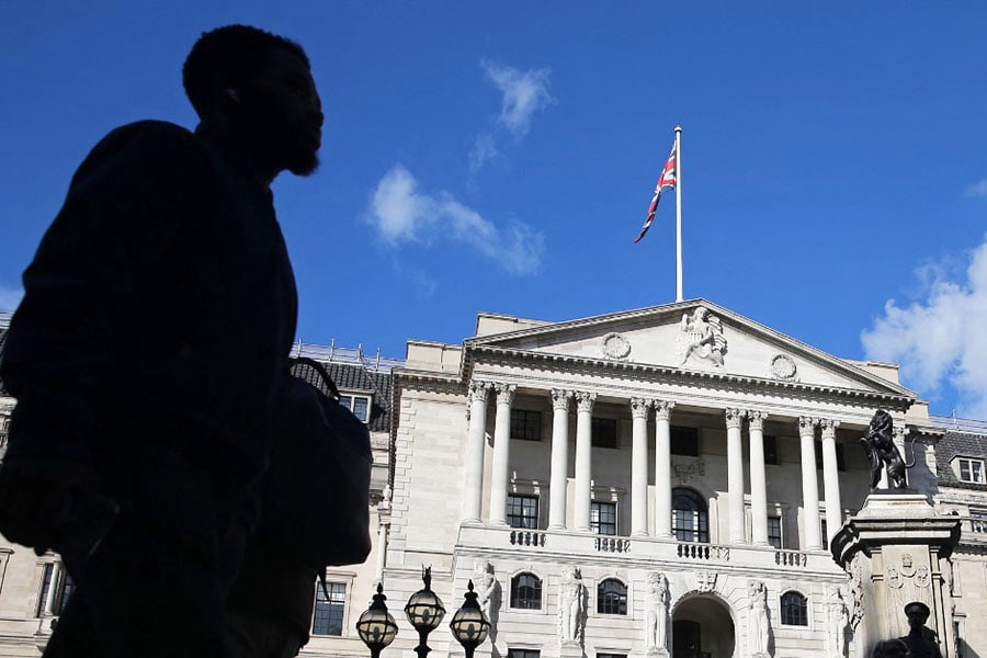 A Union flag flies over The Bank of England in central London on September 29, 2022. Fitch on Wednesday lowered the outlook for its credit rating for British government debt from stable to negative after new Prime Minister Liz Truss announced a crash program of debt-fueled tax cuts. Image: ISABEL INFANTES / AFP

