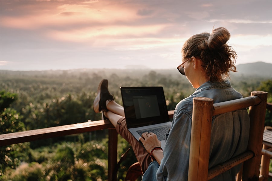 You can work far from home thanks to dedicated remote work visas, provided you meet certain conditions. You can work far from home thanks to dedicated remote work visas, provided you meet certain conditions.
Image: Olesya Kuznetsova / Shutterstock©