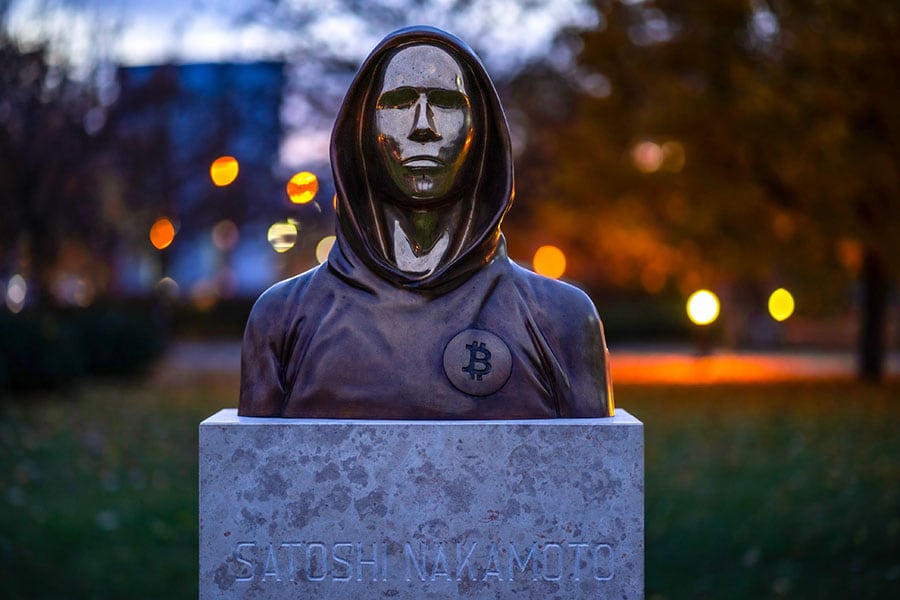 Portrait of the faceless statue of Satoshi Nakamoto, the mysterious founder of Bitcoin and Blockchain technology; Statue created by Reka Gergely and Tamas Gilly. Image: Shutterstock
