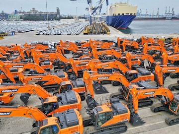 China export growth slows sharply in August: official data